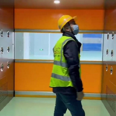 دش هواء غرفة تنظيف البضائع في دول مجلس التعاون الخليجي مع باب مصراع PVC مع مستشعر كهروضوئي
